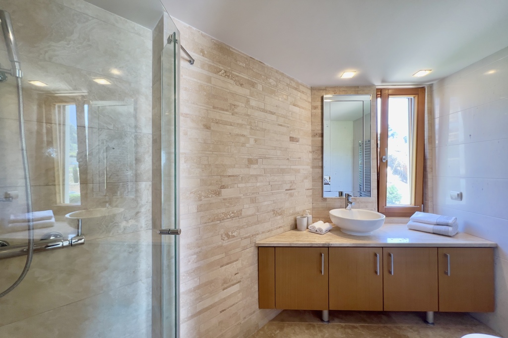 B, UPSTAIRS BATHROOM COMMON, Villa Gizelle, Sani Club Private Villas Complex, Kassandra, Halkidiki, Greece